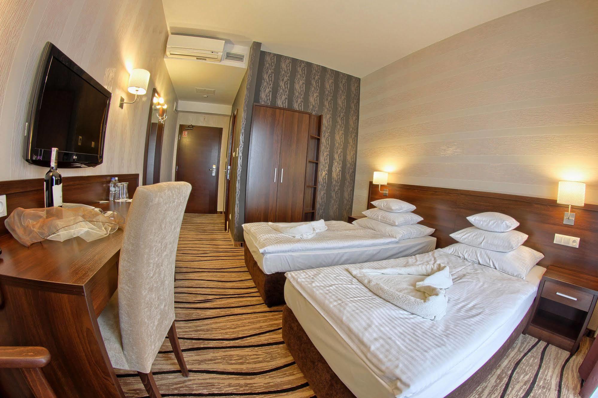 Hotel Arkas Prószków Buitenkant foto