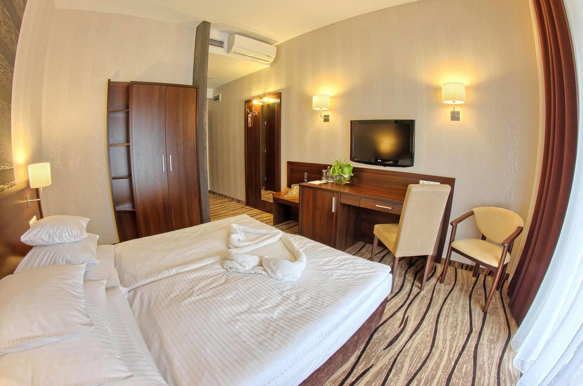 Hotel Arkas Prószków Buitenkant foto