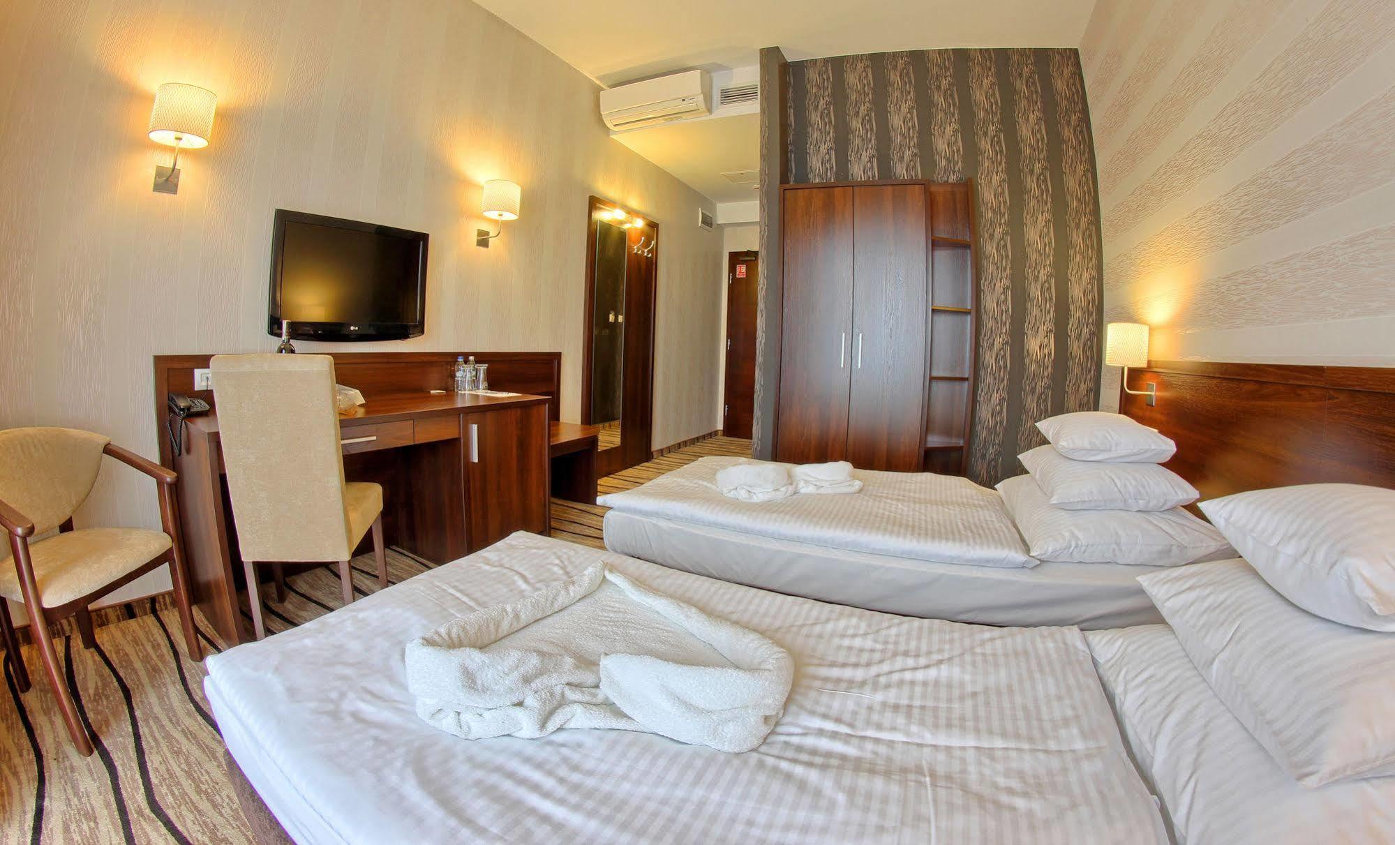 Hotel Arkas Prószków Buitenkant foto