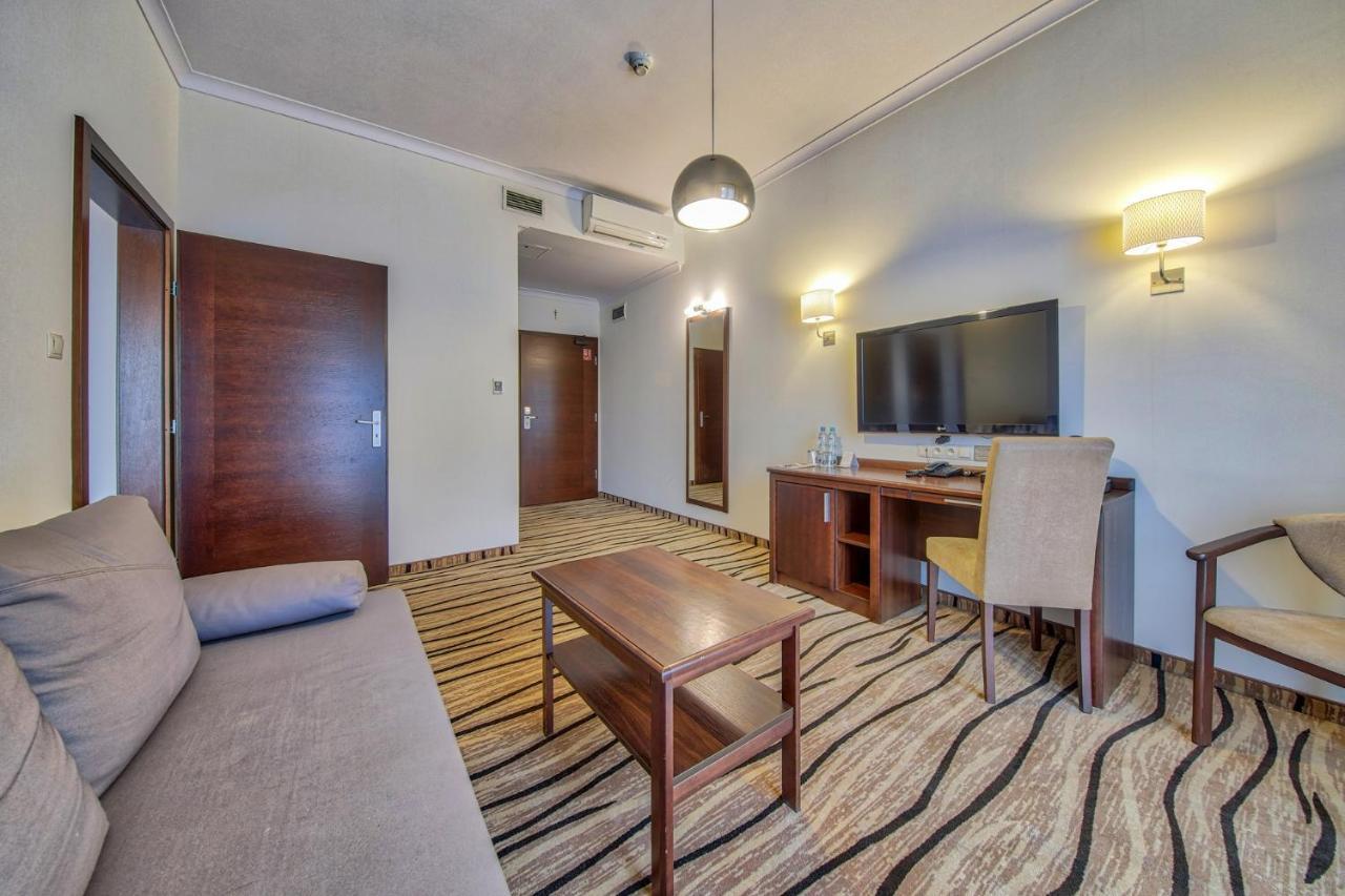 Hotel Arkas Prószków Buitenkant foto